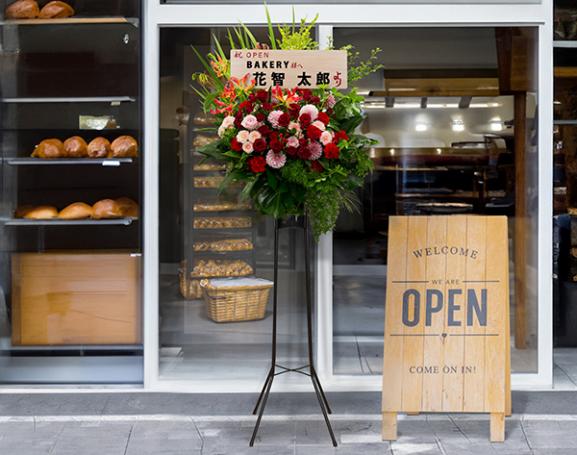 季節のお花とグリーンのスタンド花 1段  ピンク/レッド